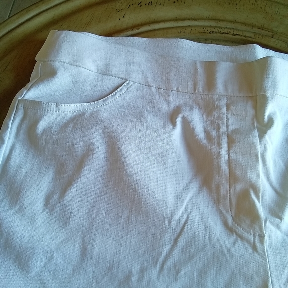 Alfred Dunner Slimming waistband Modern fit  Short Size 14P Color White - Picture 3 of 5